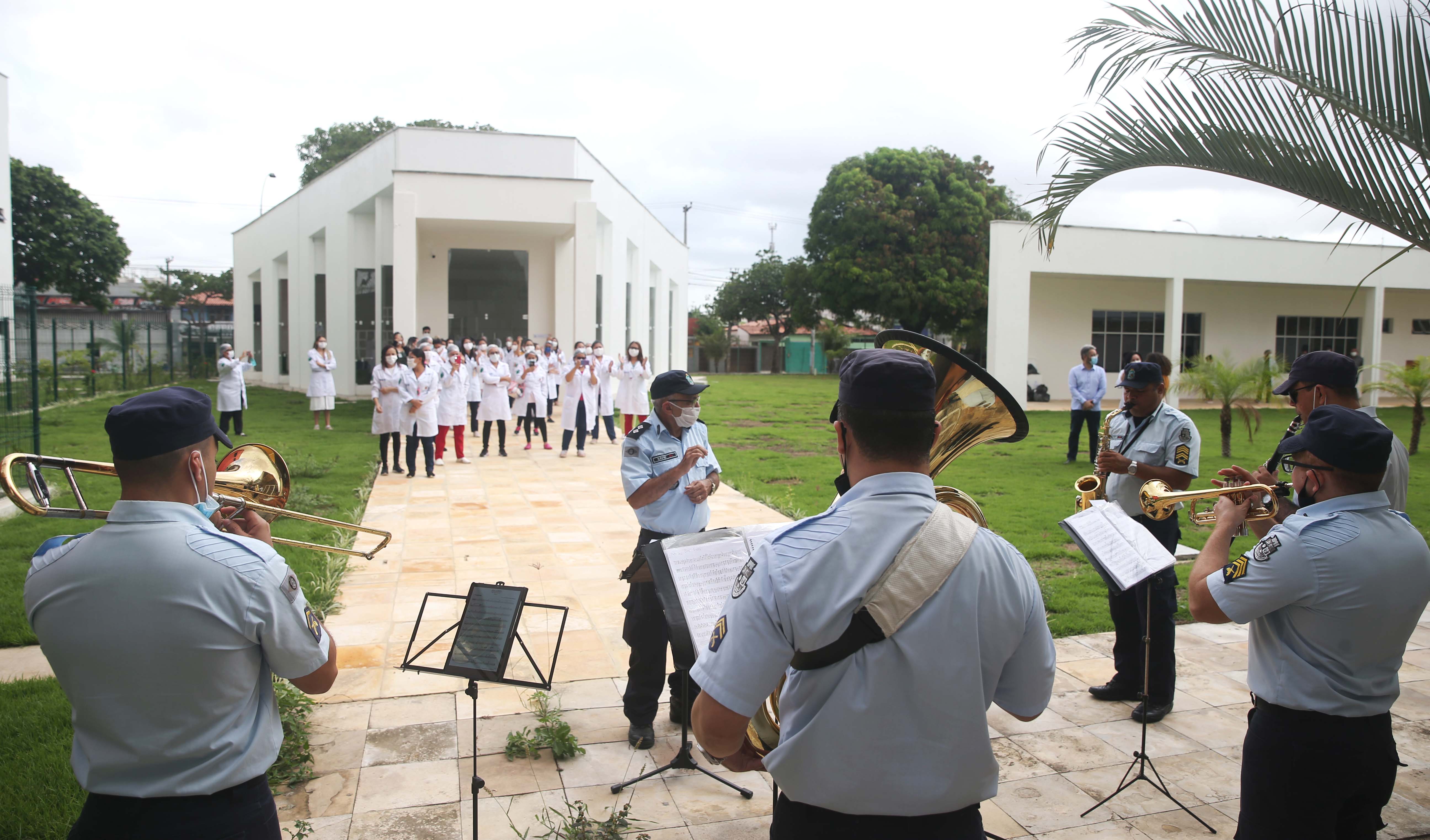 banda tocando do lado de fora do hospital da mulher